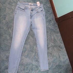 Light wash skinny jeans